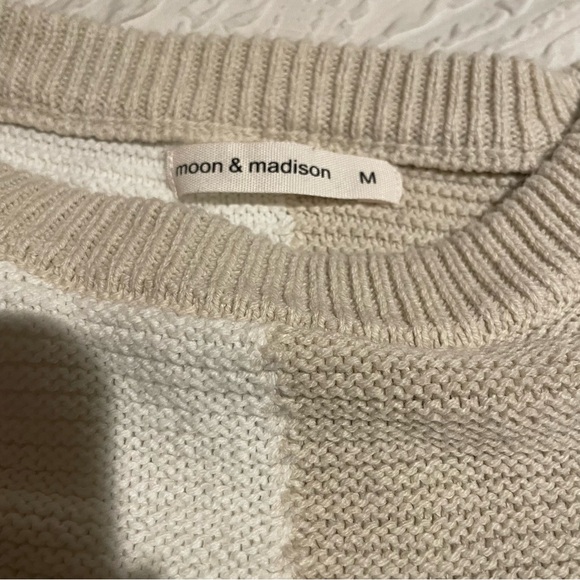Moon & Madison Beige and White Checkered Sweater - Picture 3 of 3